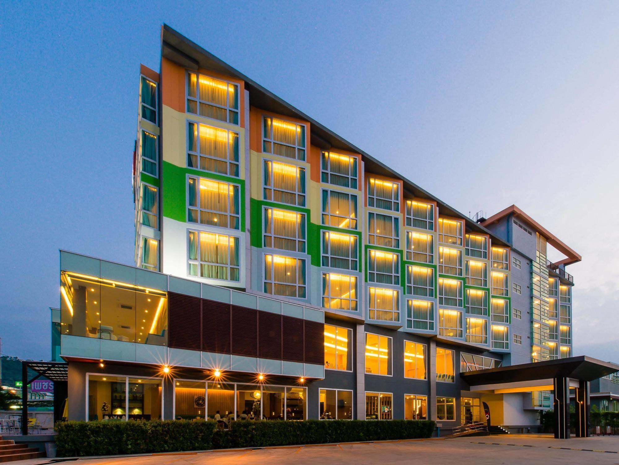 42C The Chic Hotel Nakhon Sawan Exterior photo