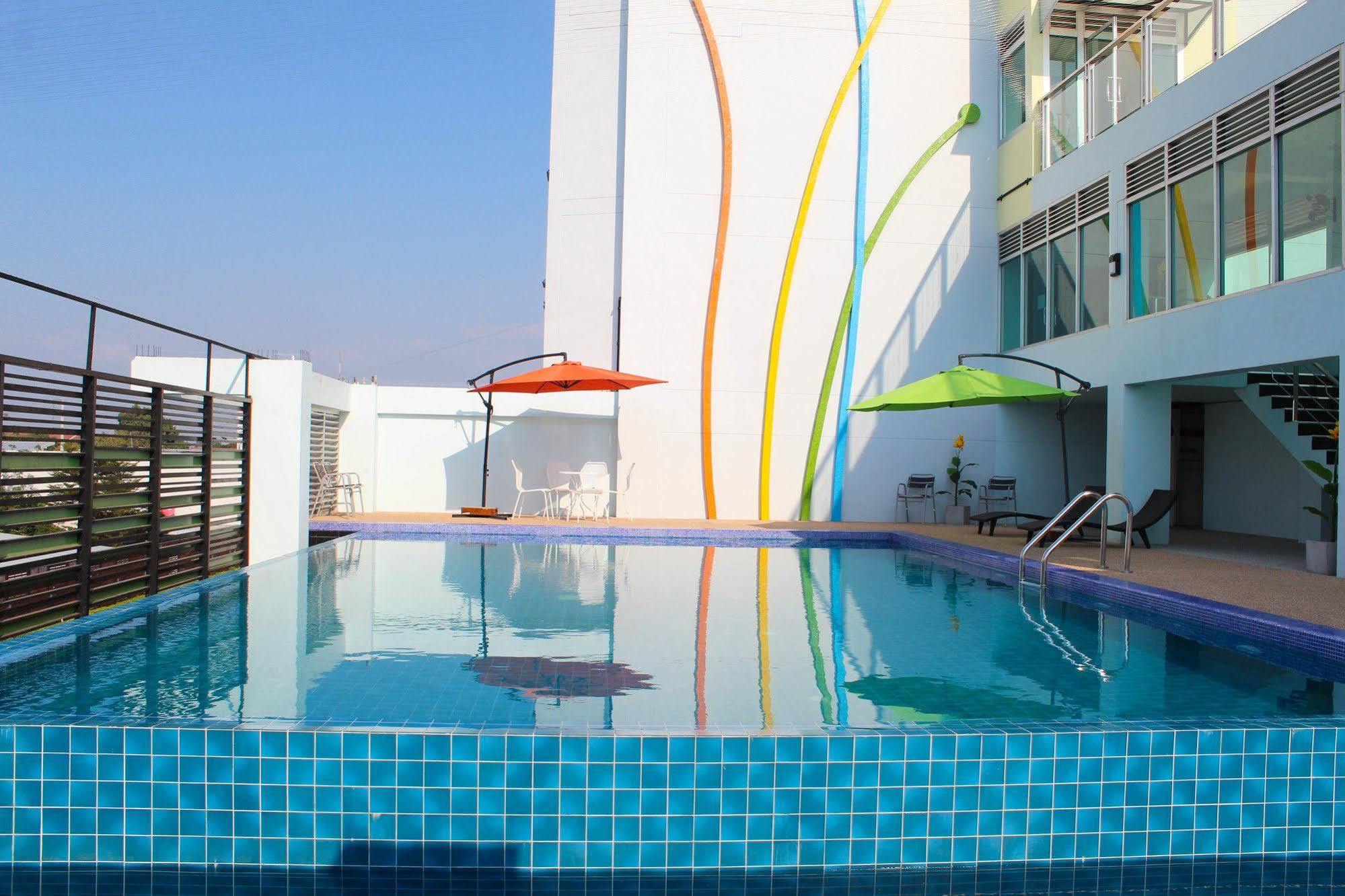 42C The Chic Hotel Nakhon Sawan Exterior photo