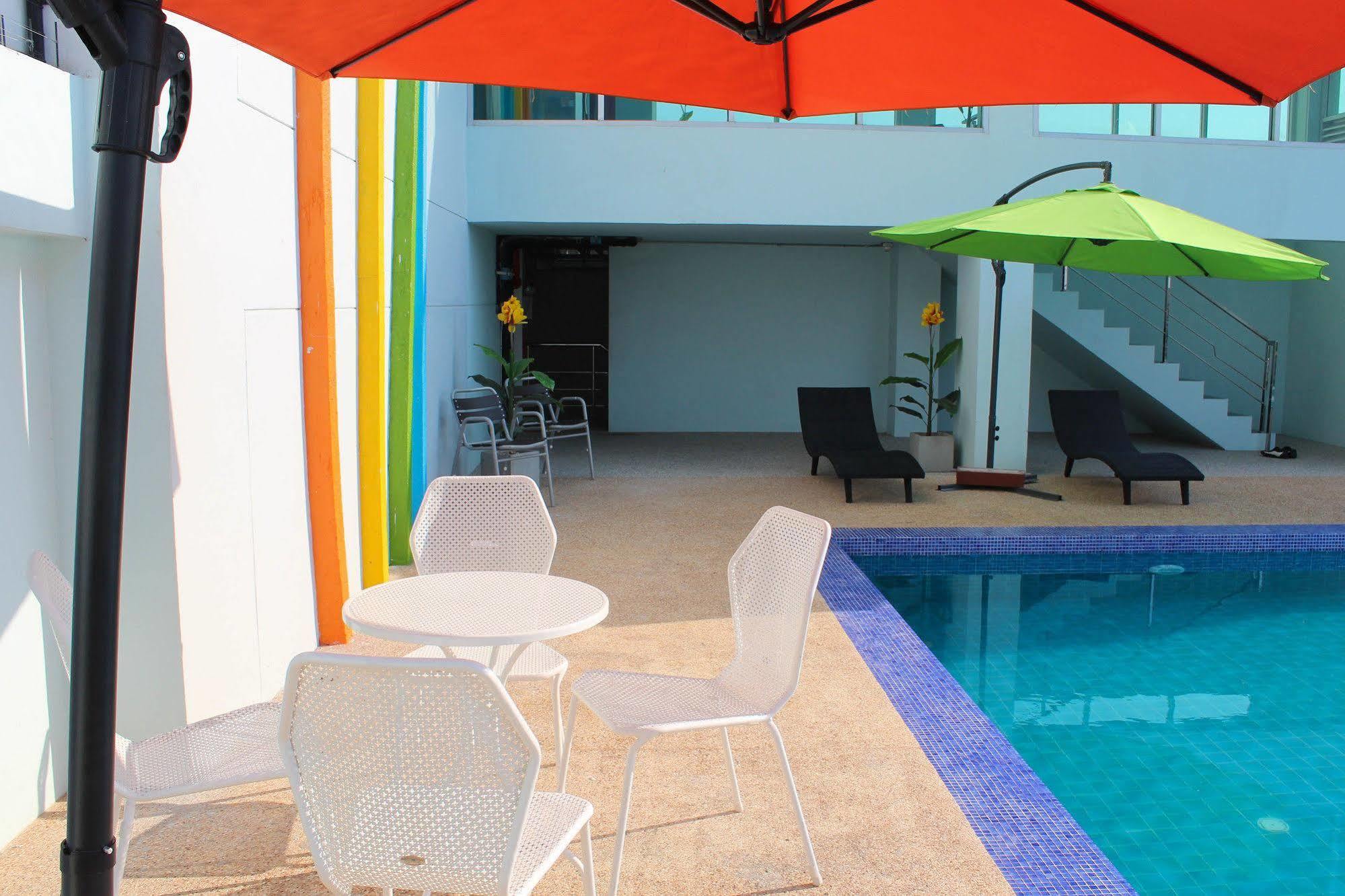 42C The Chic Hotel Nakhon Sawan Exterior photo