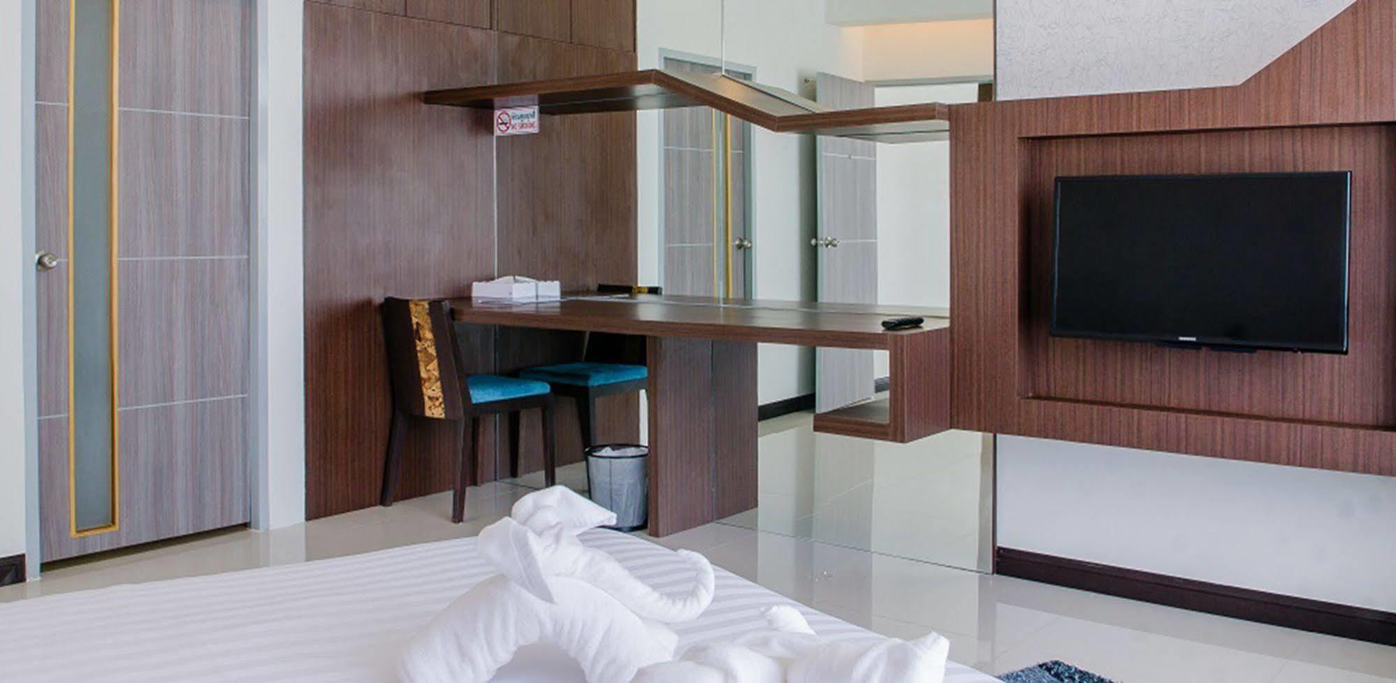 42C The Chic Hotel Nakhon Sawan Exterior photo